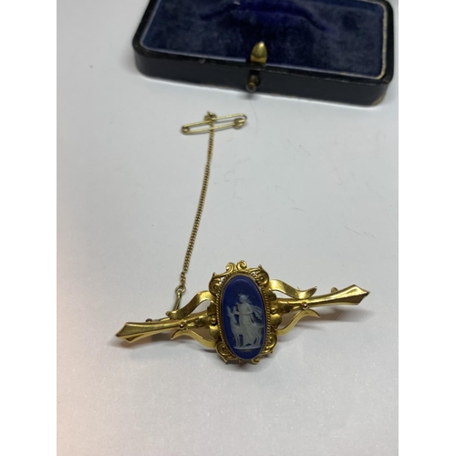 561 - A 9 CARAT GOLD VICTORIAN JASPERWARE BROOCH IN A PRESENTATION BOX