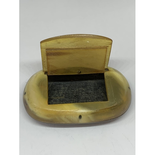 601 - AN OVAL SNUFF BOX