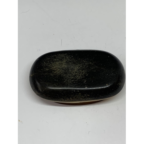 601 - AN OVAL SNUFF BOX