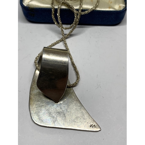 660 - A SILVER NECKLACE AND PENDANT IN A PRESENTATION BOX