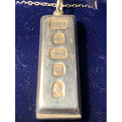 686 - A HALLMARKED SHEFFIELD SILVER INGOT ON A CHAIN IN A PRESENTATION BOX