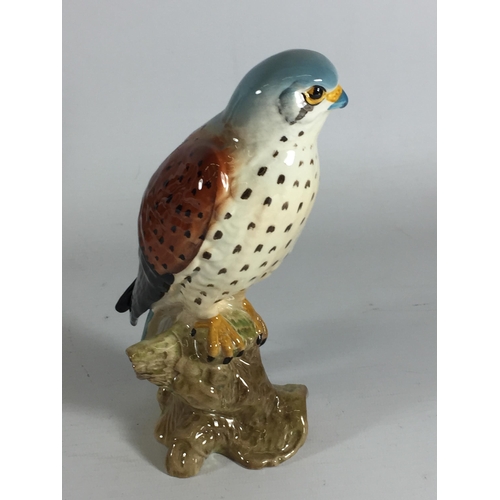 733 - A BESWICK NO.2316 KESTREL BIRD FIGURE