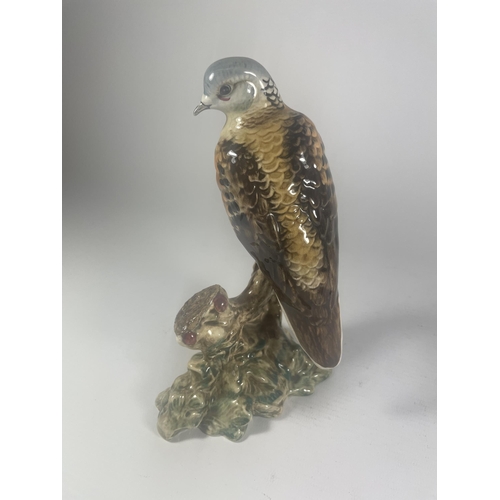 735 - A BESWICK 1022 BIRD FIGURE A/F WITH A BIRD MISSING