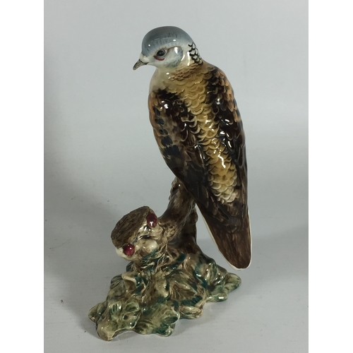 735 - A BESWICK 1022 BIRD FIGURE A/F WITH A BIRD MISSING