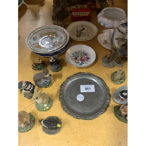 861 - A MIXED LOT TO INCLUDE ANIMAL FIGURES, PIN TRAYS, DIE-CAST VEHICLES, A SMALL PEWTER PLATE, ETC