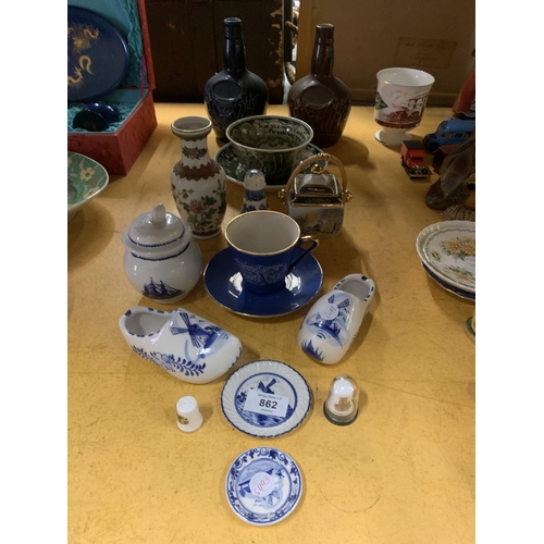 862 - A QUANTITY OF CERAMIC ITEMS TO INCLUDE SPODE 'CHIVAS' BOTTLES, BLUE AND WHITE DELFT STYLE POTTERY, A... 