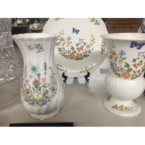 984 - A LARGE AYNSLEY COTTAGE GARDEN CAKE PLATE TOGETHER WITH VASE AND BOWL AND WILD TUDOR VASE