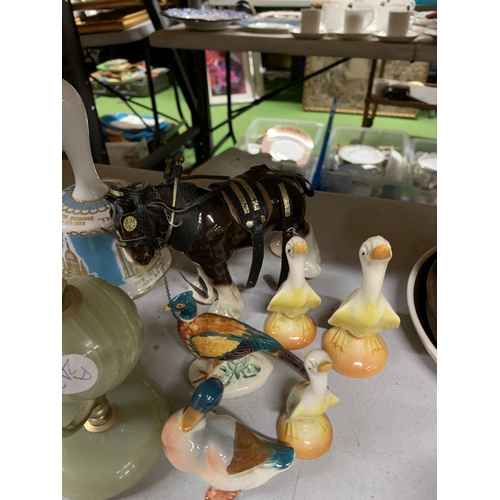 1035A - A MIXED LOT TO INCLUDE AN ONYX DESK PAPERWEIGHT, COMMEMORATIVE MUG, DUCKS ETC