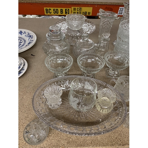 1052 - A LARGE QUANTITY OF GLASSWARE TO INCLUDE VASES, BOWLS, JUGS, ETC