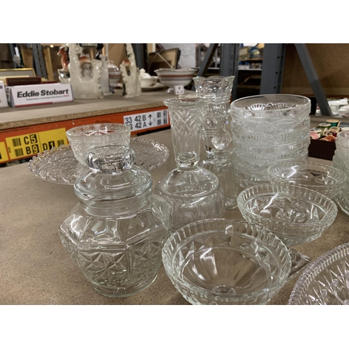 1052 - A LARGE QUANTITY OF GLASSWARE TO INCLUDE VASES, BOWLS, JUGS, ETC