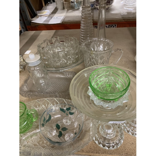 1078 - A COLLECTION OF VINTAGE GLASSWARE