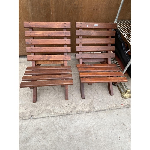 1581 - A PAIR OF WOODEN SLATTED FOLDING BEACH HUT CHAIRS