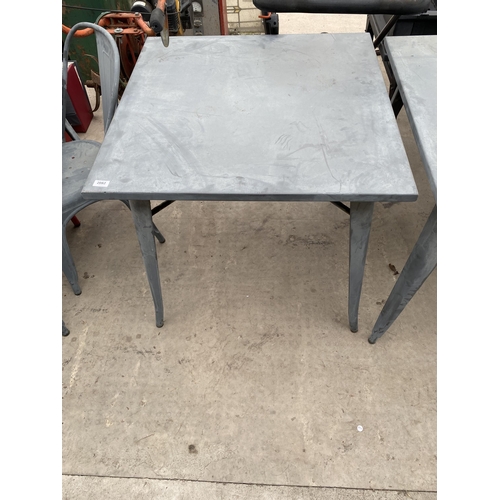 2082 - A SQUARE METAL TABLE