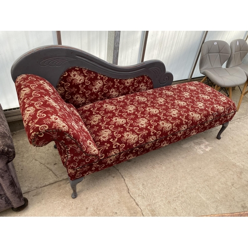 2543 - A VICTORIAN STYLE CHAISE LONGUE ON CABRIOLE LEGS