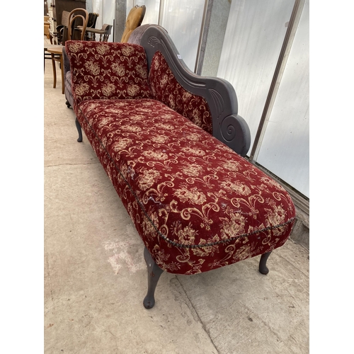 2543 - A VICTORIAN STYLE CHAISE LONGUE ON CABRIOLE LEGS