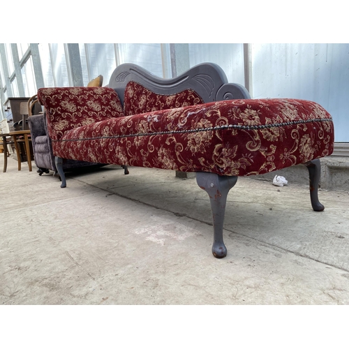 2543 - A VICTORIAN STYLE CHAISE LONGUE ON CABRIOLE LEGS