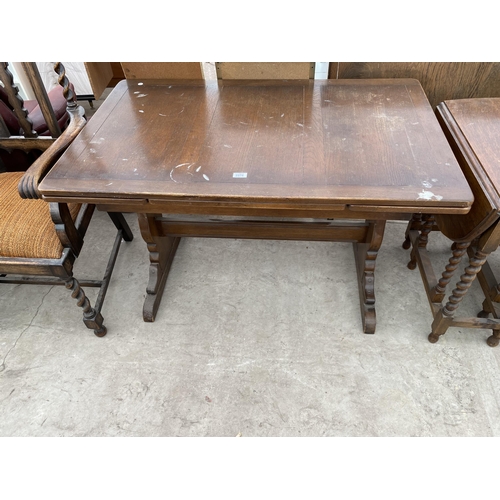 2575 - A MID 20TH CENTURY OAK DRAW-LEAF DINING TABLE