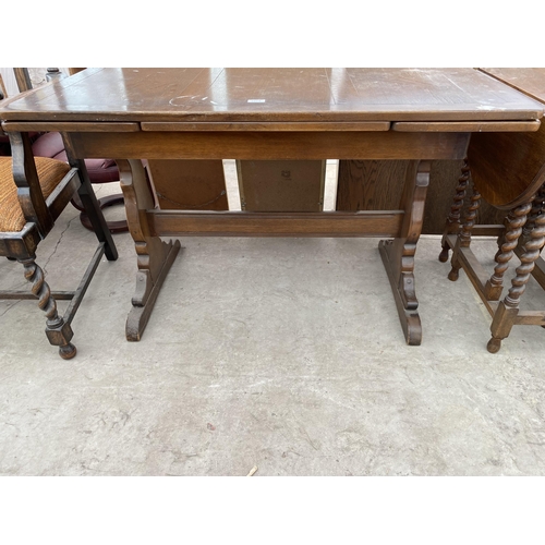 2575 - A MID 20TH CENTURY OAK DRAW-LEAF DINING TABLE