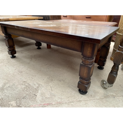 2592 - A MODERN OAK COFFEE TABLE, 43.5X22