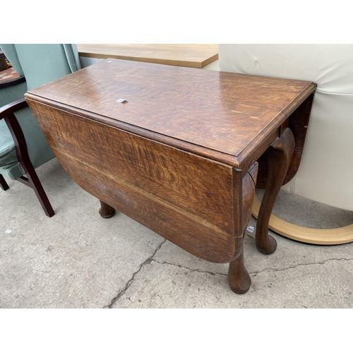 2595 - AN EARLY 20TH CENTURY OAK GATELEG DINING TABLE ON CABRIOLE LEGS