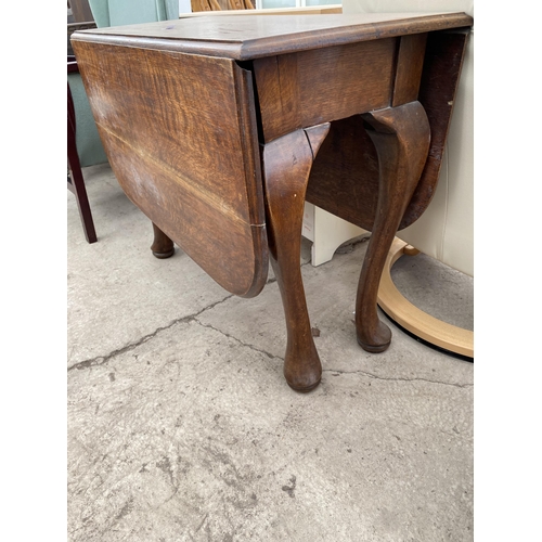 2595 - AN EARLY 20TH CENTURY OAK GATELEG DINING TABLE ON CABRIOLE LEGS