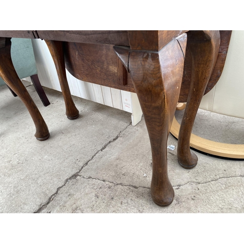 2595 - AN EARLY 20TH CENTURY OAK GATELEG DINING TABLE ON CABRIOLE LEGS