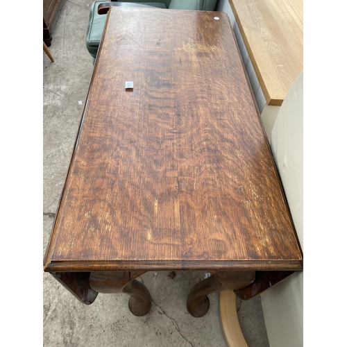 2595 - AN EARLY 20TH CENTURY OAK GATELEG DINING TABLE ON CABRIOLE LEGS