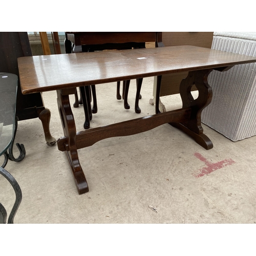 2607 - A SMALL OAK REFECTORY STYLE COFFEE TABLE, 36X18