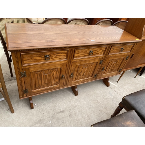 2643 - AN OAK JAYCEE SIDEBOARD WITH LINEN FOLD DOORS, 58