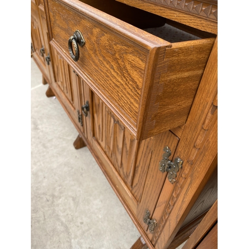 2643 - AN OAK JAYCEE SIDEBOARD WITH LINEN FOLD DOORS, 58