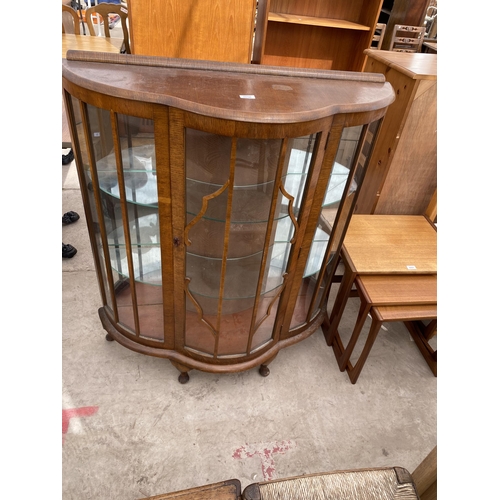 2656 - A MID 20TH CENTURY OAK BOW FRONTED CHINA CABINET ON CABRIOLE LEGS