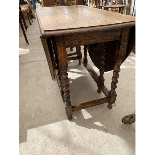 2781 - AN EARLY 20TH CENTURY OAK DINING TABLE ON BARLEY TWIST LEGS, 58.5 X 41