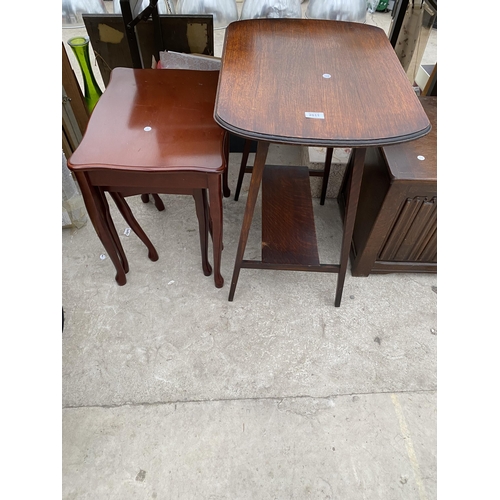 2811 - AN EARLY 20TH CENTURY OAK TWO TIER CENTRE TABLE AND MODERN NEST OF THREE TABLES