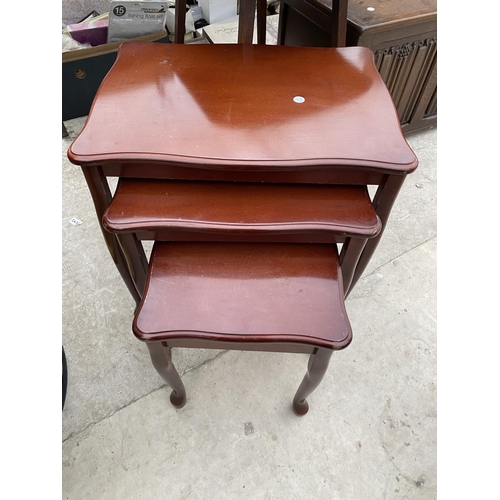 2811 - AN EARLY 20TH CENTURY OAK TWO TIER CENTRE TABLE AND MODERN NEST OF THREE TABLES