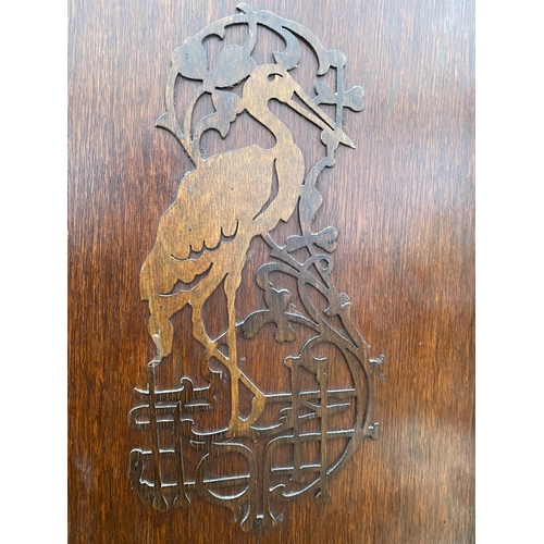 2828 - AN EARLY 20TH CENTURY OAK MIRROR-DOOR WARDROBE WITH DRAWER TO THE BASE AND APPLIED FLAMINGO DECORATI... 