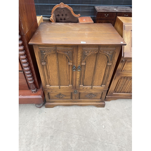 2948 - AN ANTIQUE STYLE OAK TV CABINET, 31