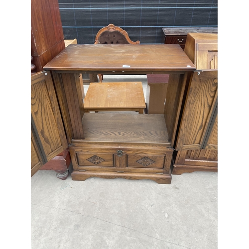 2948 - AN ANTIQUE STYLE OAK TV CABINET, 31