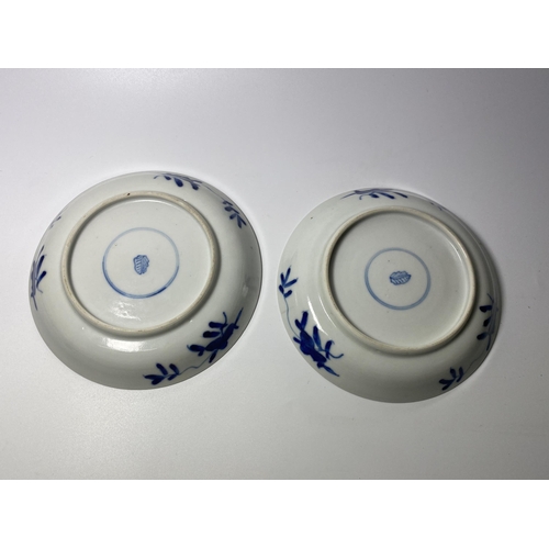 302 - A PAIR OF KANGXI PERIOD (1661-1722) CHINESE BLUE AND WHITE PORCELAIN PLATES, ARTEMESIA LEAF MARK TO ... 