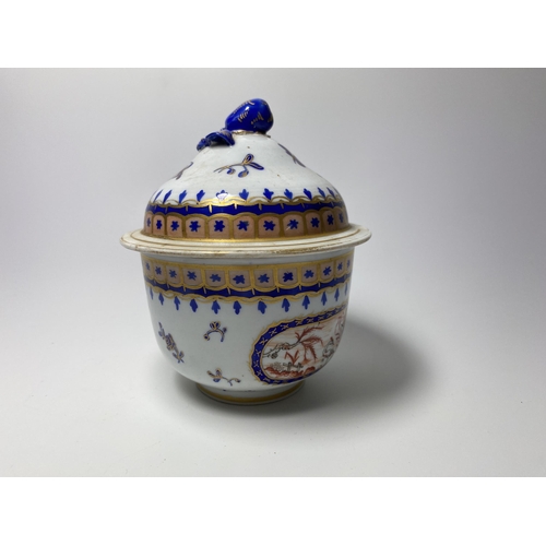 307 - A 19TH CENTURY EUROPEAN EXPORT LIDDED POT WITH ARMORIAL CHINESE STYLE DESIGN, HEIGHT 12.5CM