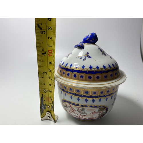 307 - A 19TH CENTURY EUROPEAN EXPORT LIDDED POT WITH ARMORIAL CHINESE STYLE DESIGN, HEIGHT 12.5CM