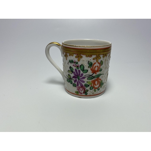 311 - A MINIATURE 19TH CENTURY CHINESE EXPORT PORCELAIN TANKARD, HEIGHT 4CM