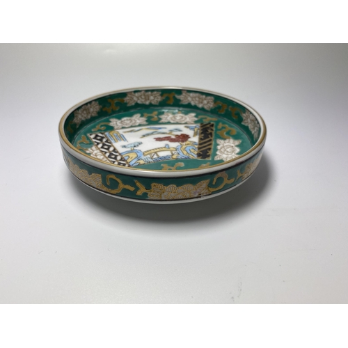 312 - A JAPANESE GOLD IMARI ENAMEL DESIGN DISH, DIAMETER 14CM