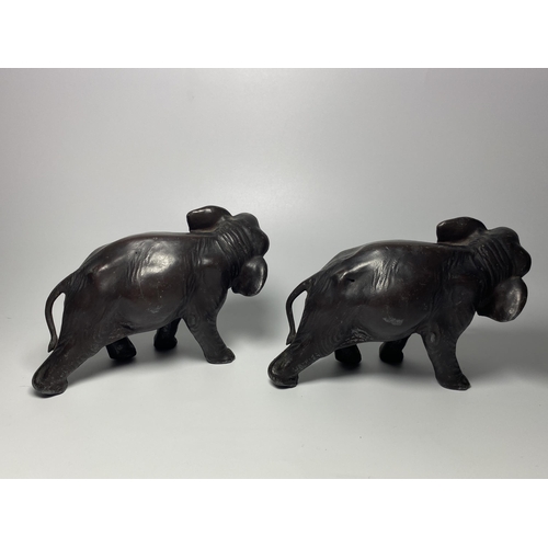 315 - A PAIR OF EARLY 20TH CENTURY JAPANESE METAL MODELS OF ELEPHANTS, 10 X 14CM