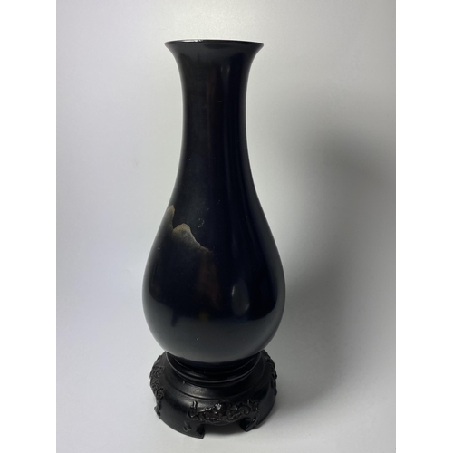 316 - A MID 20TH CENTURY CHINESE FUZHOU BLACK LACQUERED GILT DESIGN VASE ON STAND, HEIGHT 29CM