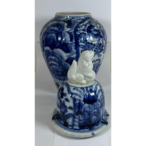 317 - A JAPANESE MEIJI PERIOD (1868-1912) BLUE AND WHITE LIDDED TEMPLE JAR (FINIAL A/F), HEIGHT 30CM