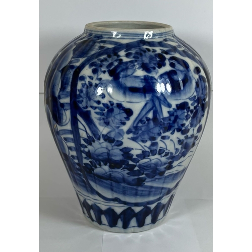 317 - A JAPANESE MEIJI PERIOD (1868-1912) BLUE AND WHITE LIDDED TEMPLE JAR (FINIAL A/F), HEIGHT 30CM