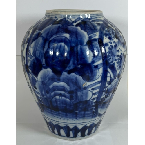 317 - A JAPANESE MEIJI PERIOD (1868-1912) BLUE AND WHITE LIDDED TEMPLE JAR (FINIAL A/F), HEIGHT 30CM