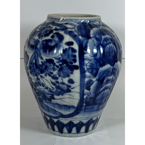 317 - A JAPANESE MEIJI PERIOD (1868-1912) BLUE AND WHITE LIDDED TEMPLE JAR (FINIAL A/F), HEIGHT 30CM