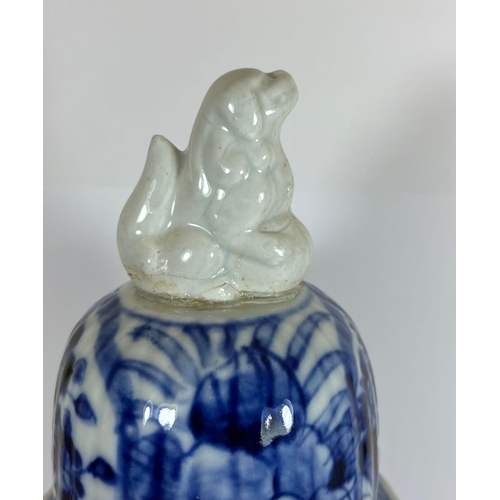 317 - A JAPANESE MEIJI PERIOD (1868-1912) BLUE AND WHITE LIDDED TEMPLE JAR (FINIAL A/F), HEIGHT 30CM