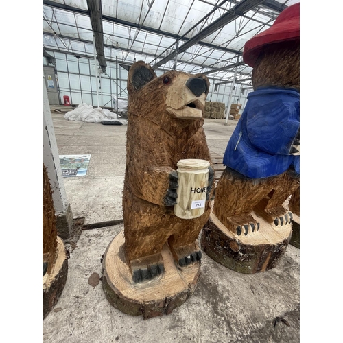 218 - A HONEY BEAR WOOD CARVING APPROXIMATELY 80 CM TALL NO VAT